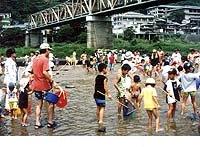 魚つかみ大会