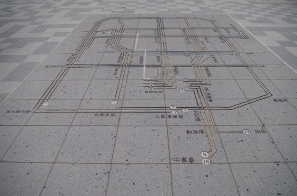 地面に刻まれた路線図